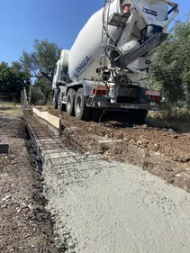 Bidoniera in fase di scarico cemento