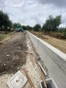 Muretto in cemento visto in prospettiva parziale