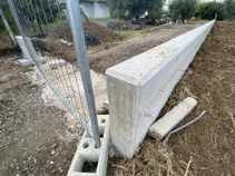 Muretto in cemento visto in prospettiva parziale 2