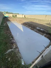 Gettata cemento per base struttura cimitero