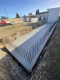 Base struttura cimitero con armatura in ferro per pareti