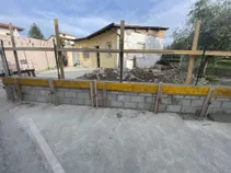 Muretto in mattoni parziale con struttura in legno