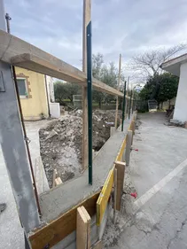 Dettaglio muretto in mattoni parziale con struttura in legno