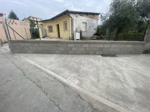Muretto e marciapiedi completato