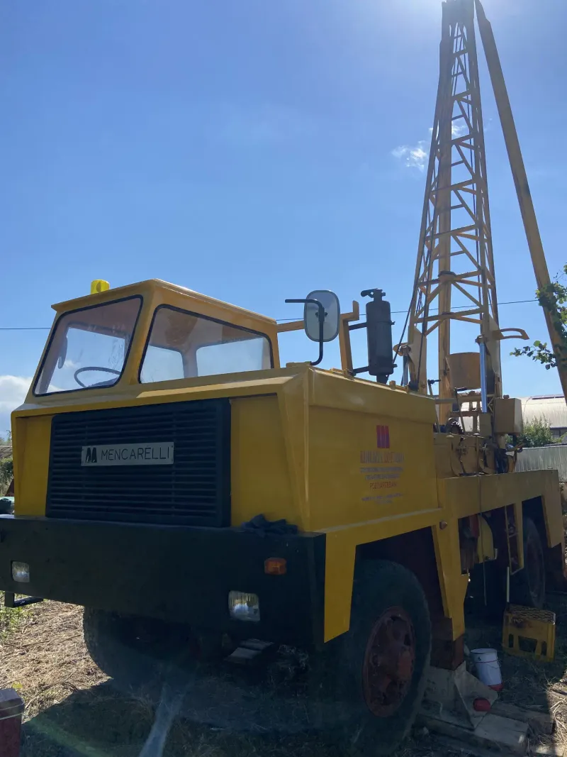 Frontale mezzo con trivella